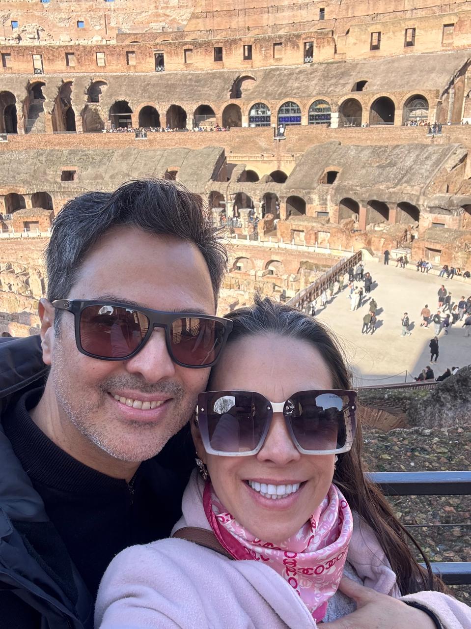 Selfie do casal dentro do Coliseu